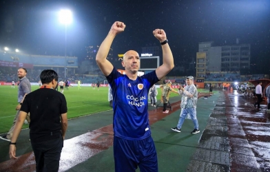 'Cánh tay phải' của HLV Polking bất ngờ chia tay CAHN