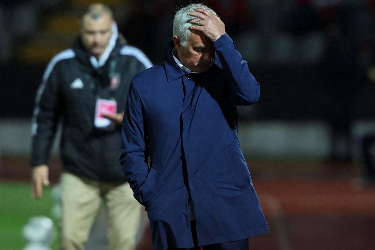 Mourinho lại tìm "gián điệp" và phát ngôn gây sốc, Benfica nếu sa thải, cổ động viên mong Amorin dẫn dắt