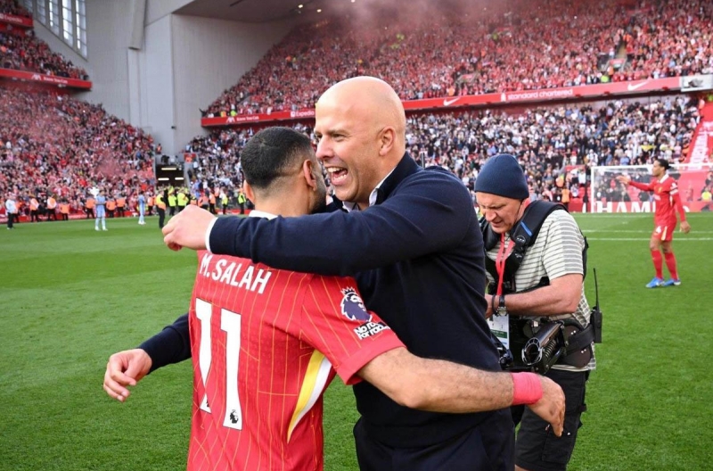 Arne Slot tâng bốc Salah, tiết lộ tương lai 'Vua Ai Cập'