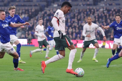 Chelsea thoát án trừ điểm, Premier League gây tranh cãi lớn