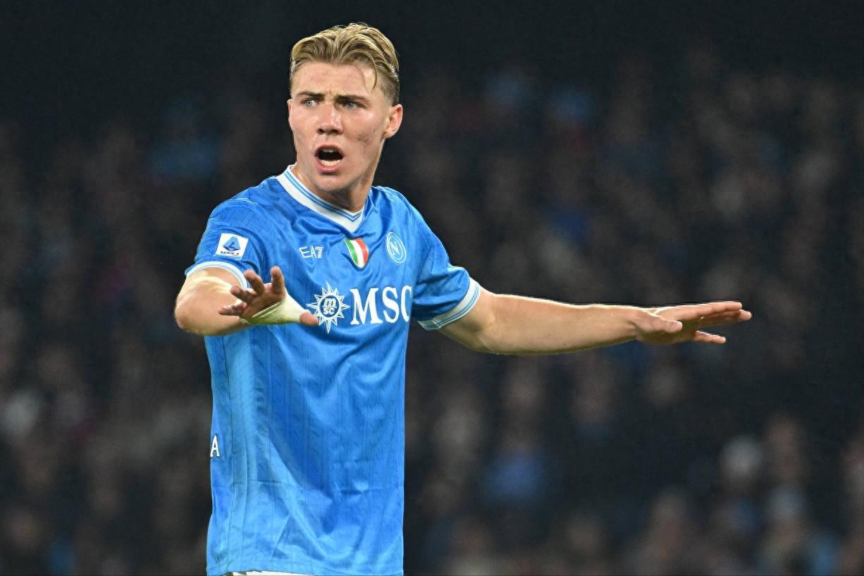 Cựu cầu thủ Man United đối đầu mạnh ở Serie A, lập cú đúp giúp Napoli dẫn đầu với chiến thắng 2-1 trước Juventus