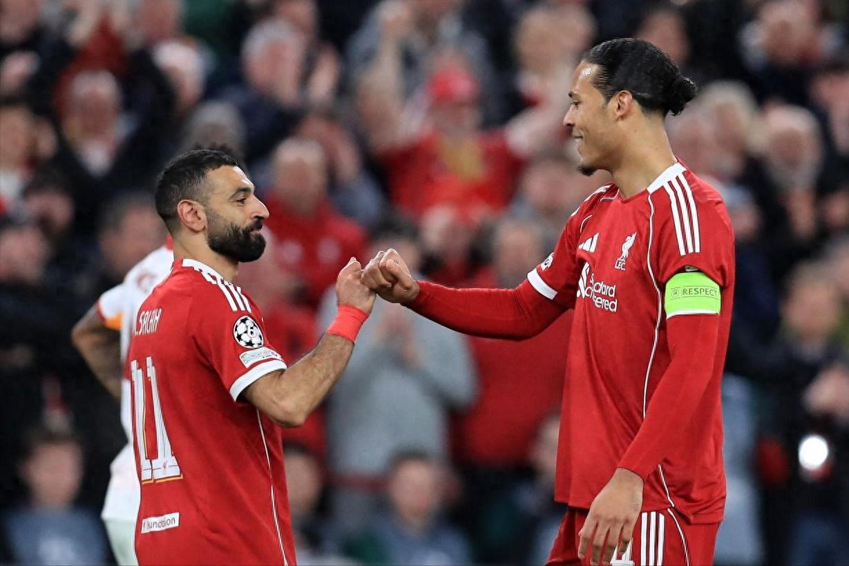 Liverpool với lối đánh lốc xoáy của Slot, thắng đậm 4-0 tại sân nhà, lội ngược dòng tổng tỷ số 4-1 để vào vòng 8 Champions League.
