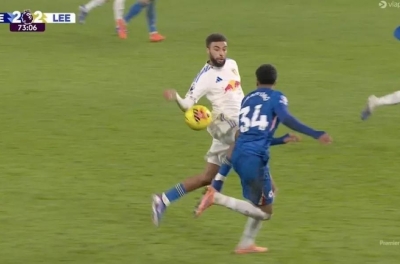 CĐV Chelsea phát điên với quyết định gây tranh cãi của VAR