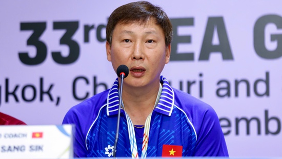HLV Kim Sang Sik: 'Mong trọng tài làm việc công tâm'