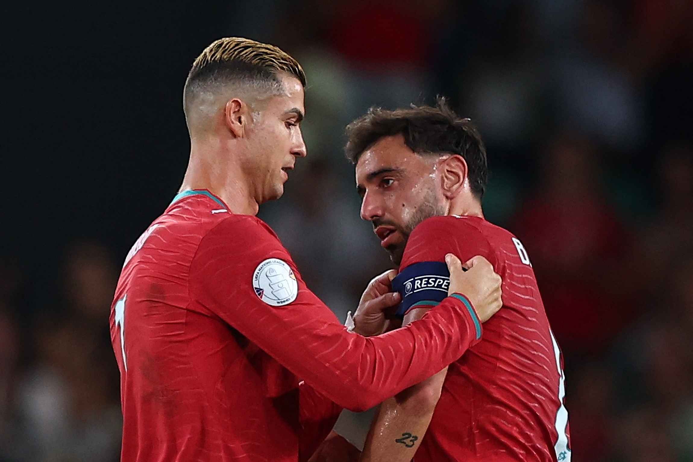 Fernandes ca ngợi Ronaldo - 'biểu tượng lớn nhất' của Bồ Đào Nha sau khi huyền thoại rời đội tuyển.