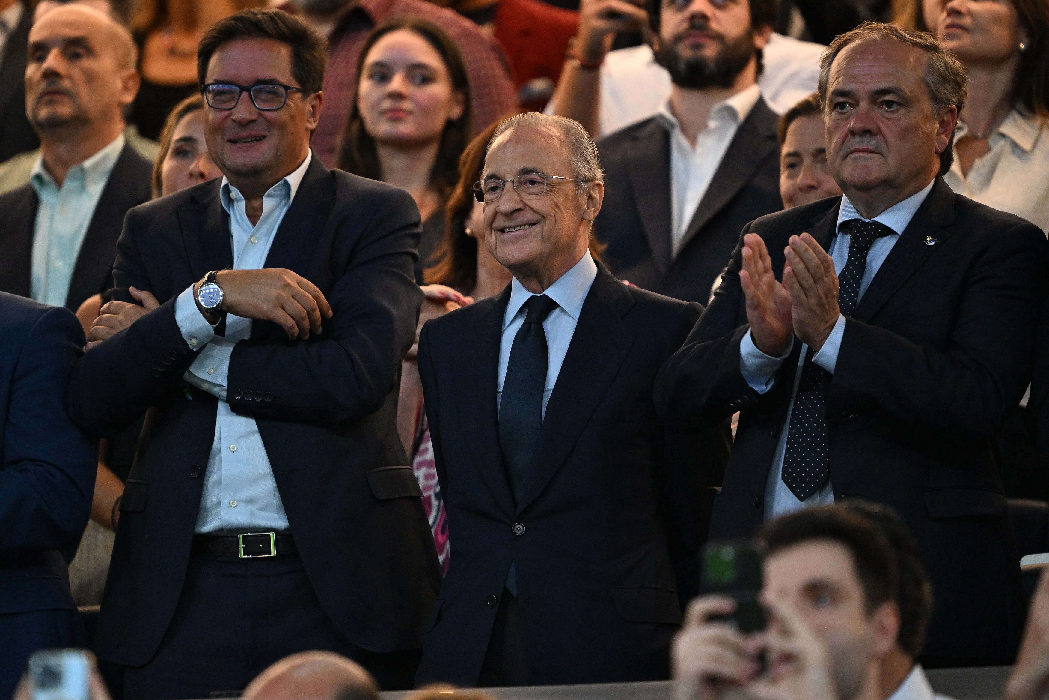 Real Madrid gửi cho UEFA các tài liệu 'quan trọng' về cáo buộc Barcelona liên quan đến các khoản thanh toán cho trọng tài