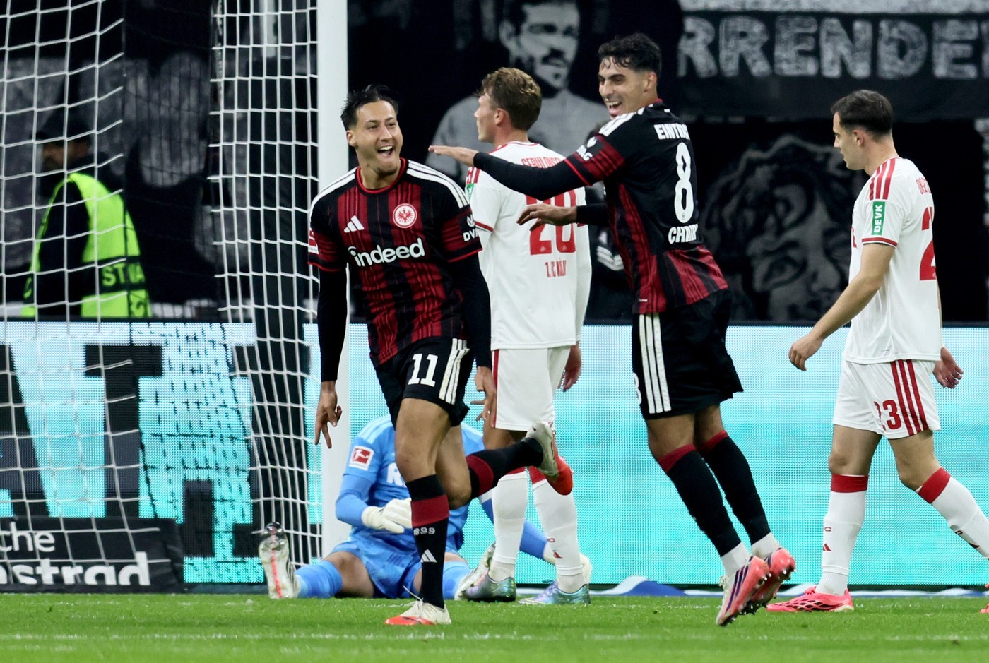 Frankfurt giành lại mạch thắng với chiến thắng sát nút trước Koln
