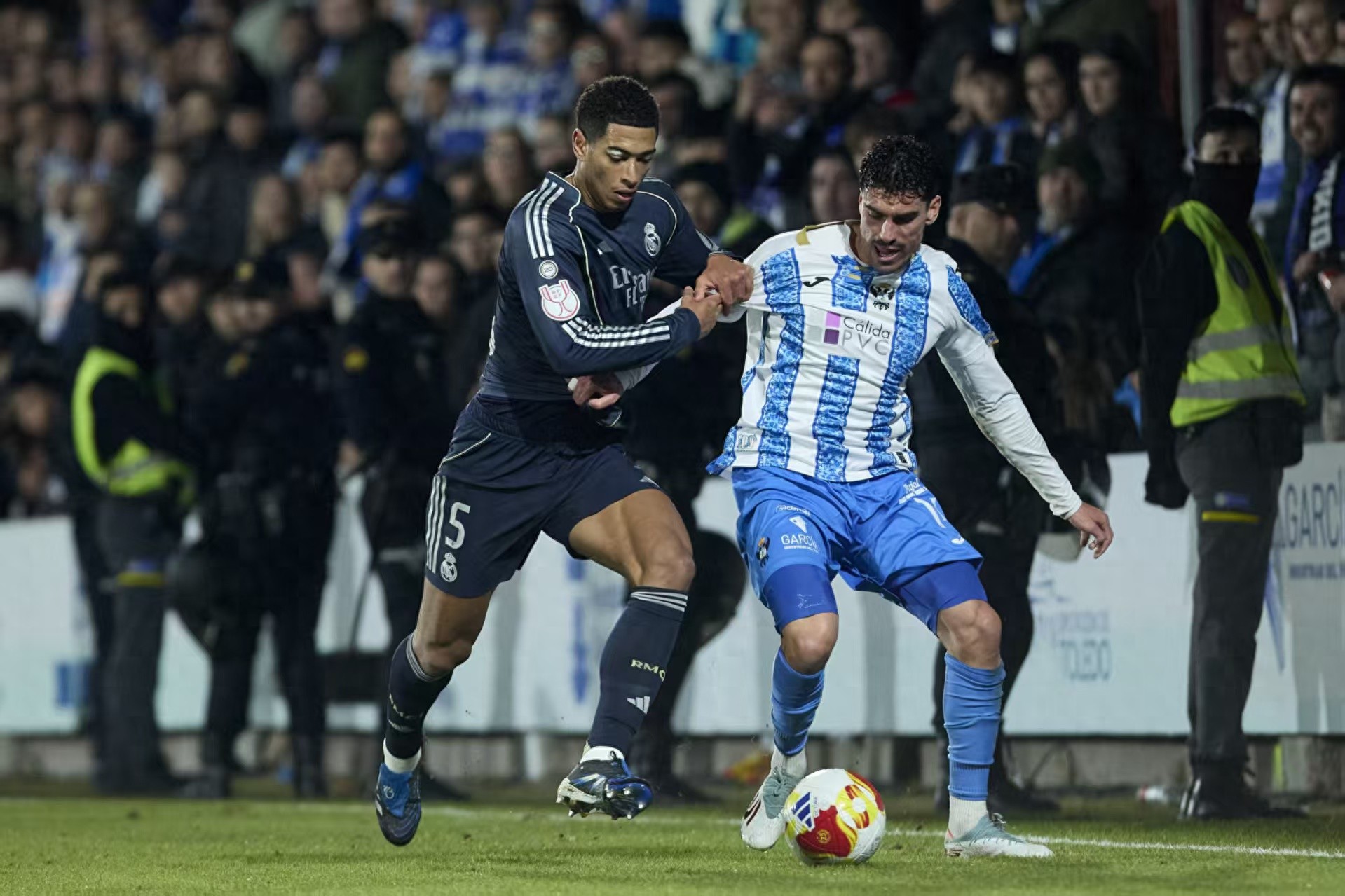 Mbappé lập cú đúp giúp đội thắng sát nút và giành vé đi tiếp, nhưng Alonso lại thất bại; đội nhì bảng cuối cùng của giải hạng Ba Tây Ban Nha suýt nữa cầm hòa được Real Madrid.
