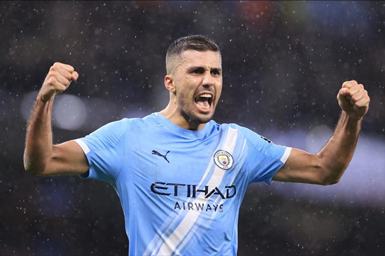 Giá trị của tiền vệ giành Quả bóng vàng của Man City giảm liên tục 4 lần, chỉ bằng một nửa thời kỳ đỉnh cao, hợp đồng chỉ còn 1 năm.