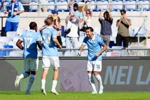 Lazio vượt qua Monza với 10 người để cân bằng điểm số với Inter trên ngôi đầu Serie A