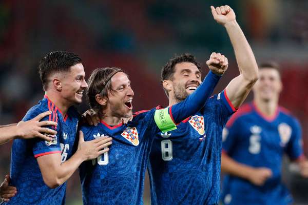 Modric ngược dòng thời gian, Croatia vượt qua Czech trong ngày Bilic trở lại ghế chỉ đạo