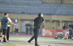 Bóng đá Việt Nam: Phản ứng trọng tài làm gì?