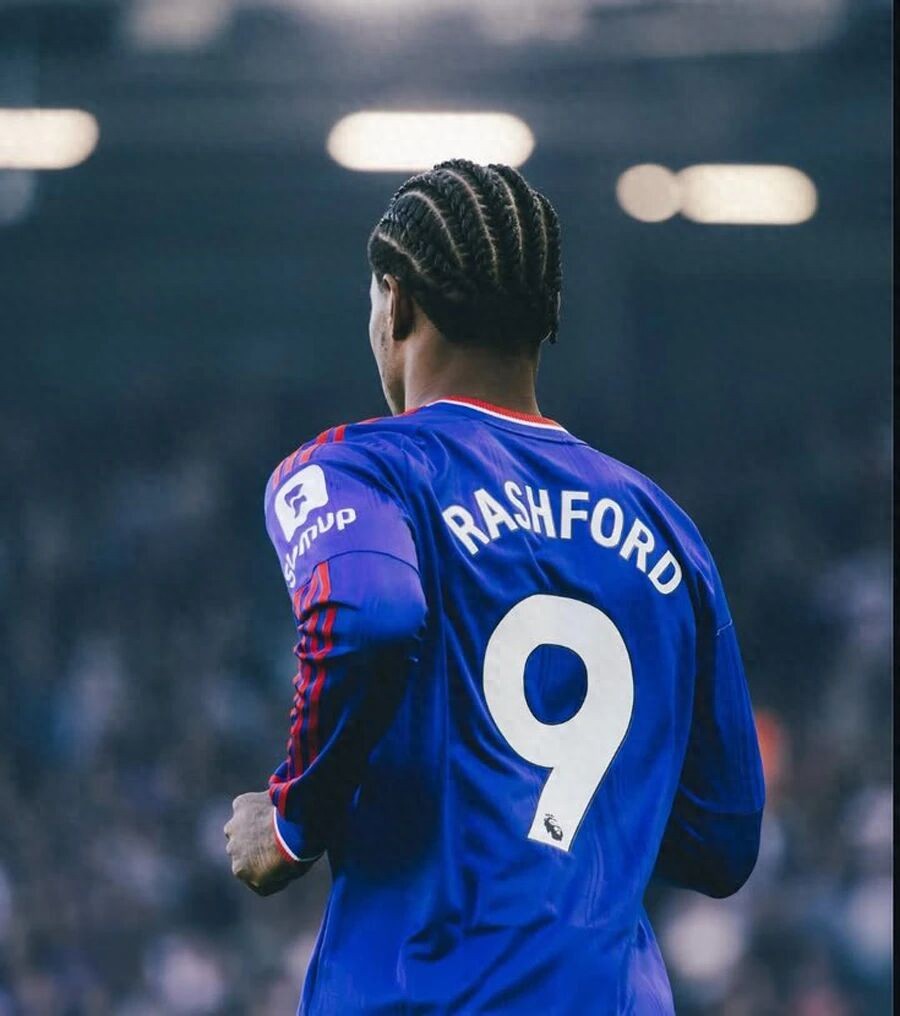 Manchester United sụp đổ mùa này có phải tại Rashford? Nhìn chằm chằm đối phương mà không kèm, thả bộ về phòng ngự, Rooney mắng anh vô trách nhiệm.