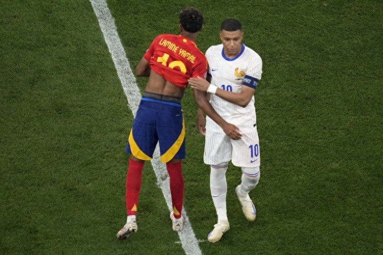 Cố gắng hết sức để giành Quả bóng vàng! Mbappe lên tiếng, Yamal đáp trả mạnh mẽ, người hâm mộ thương cho sự khiêm tốn của Kane