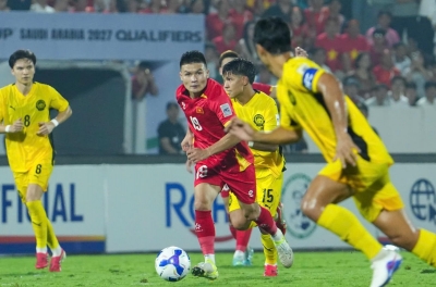 Quang Hải báo tin dữ cho HLV Kim Sang Sik