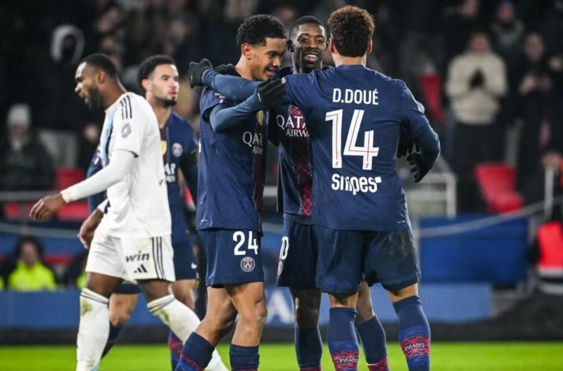 Dembele toả sáng, PSG thắng nghẹt thở derby Paris sau 47 năm