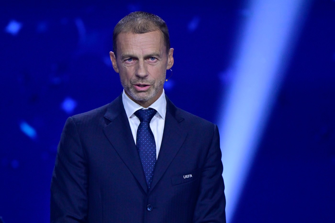 'Hoàng đế không mặc quần áo': Chủ tịch UEFA Ceferin công kích Infantino một cách gây chú ý