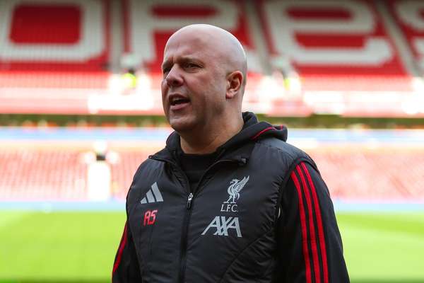 Vị trí của Arne Slot vẫn đang được xem xét khi Liverpool nhắm mục tiêu giành vé dự Champions League