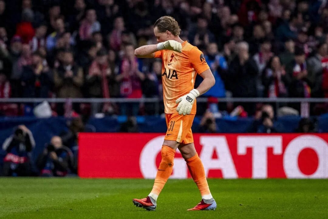Ác mộng bám theo! Khai màn ba lần dâng tặng, Tottenham lao xuống vực thẳm