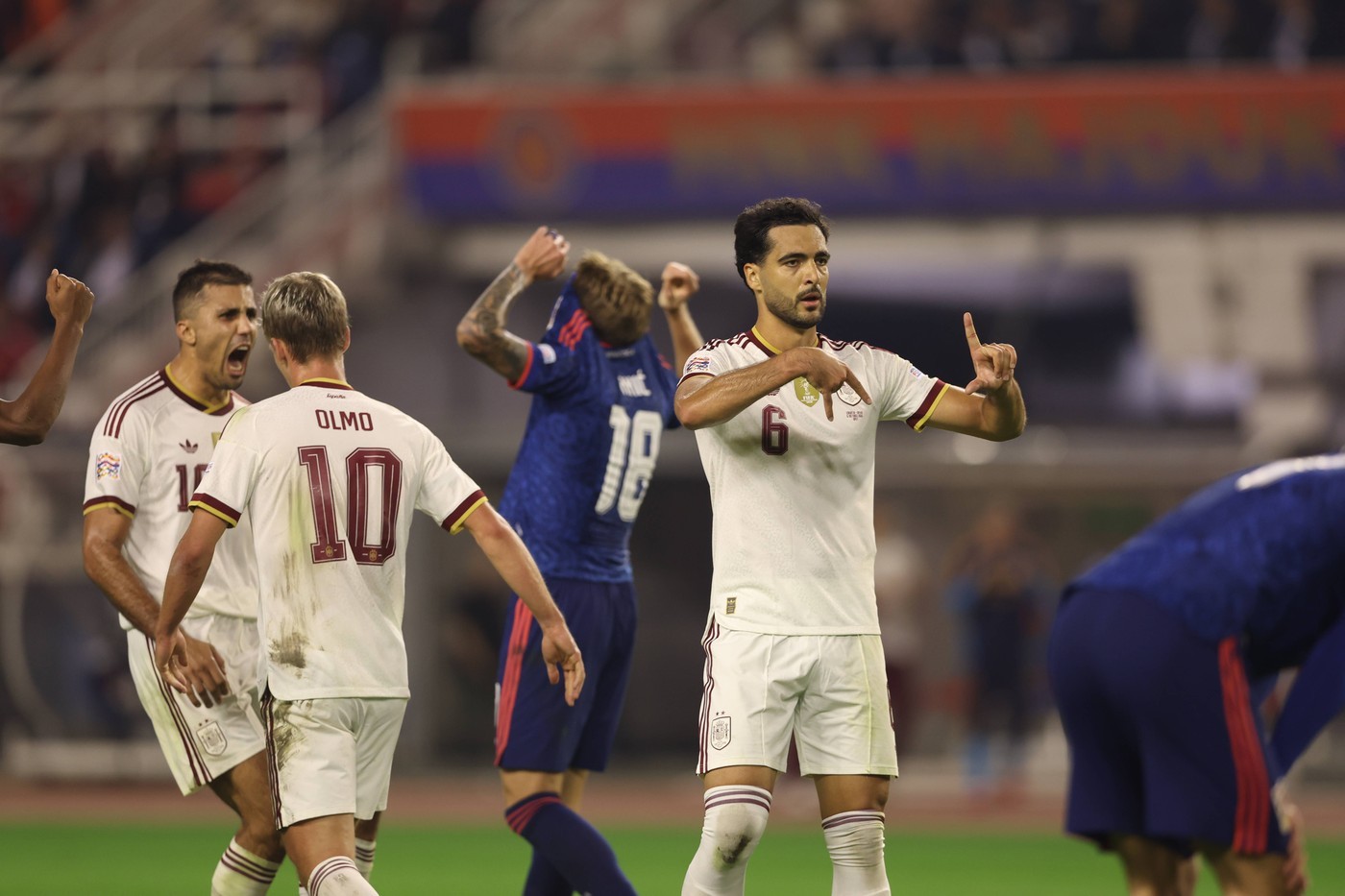 Tây Ban Nha giành chiến thắng nghẹt thở trước Croatia để giành suất vào tứ kết Nations League.