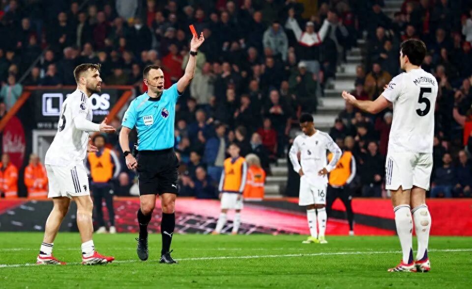 Manchester United bị trọng tài phán sai 2-2 nhưng vẫn giữ vị trí thứ ba! Maguire gặp biến cố bất ngờ, Carrick nếu được chuyển chính thức cần cải thiện phòng ngự