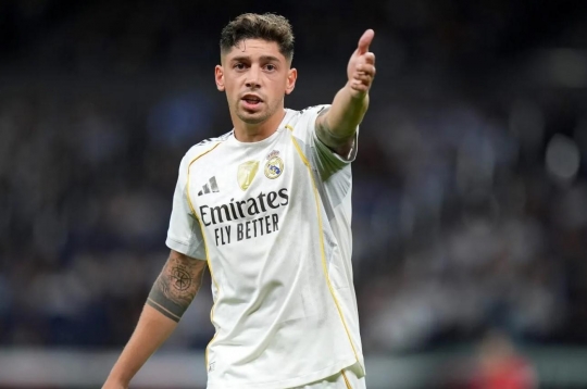 NÓNG: Mất kiên nhẫn, Valverde ẩu đả với sao Pháp tại Real Madrid