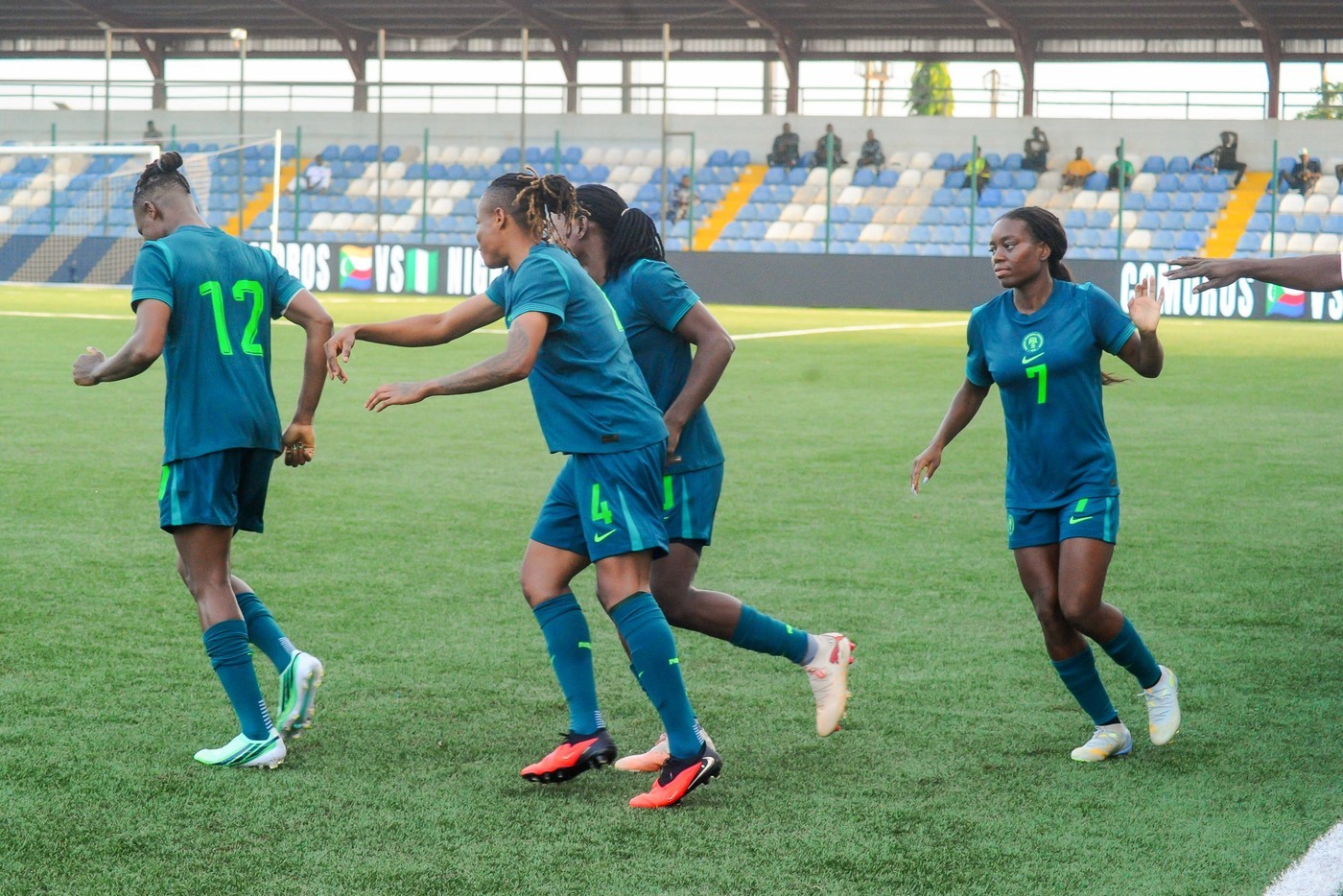Payne và Kanu cùng nhau lập cú đúp trong khi Super Falcons nghiền nát Comoros.