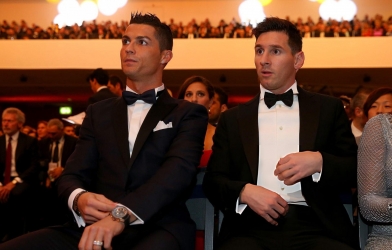 Ronaldo lập tức có động thái khi Messi trở lại cuộc đua QBV