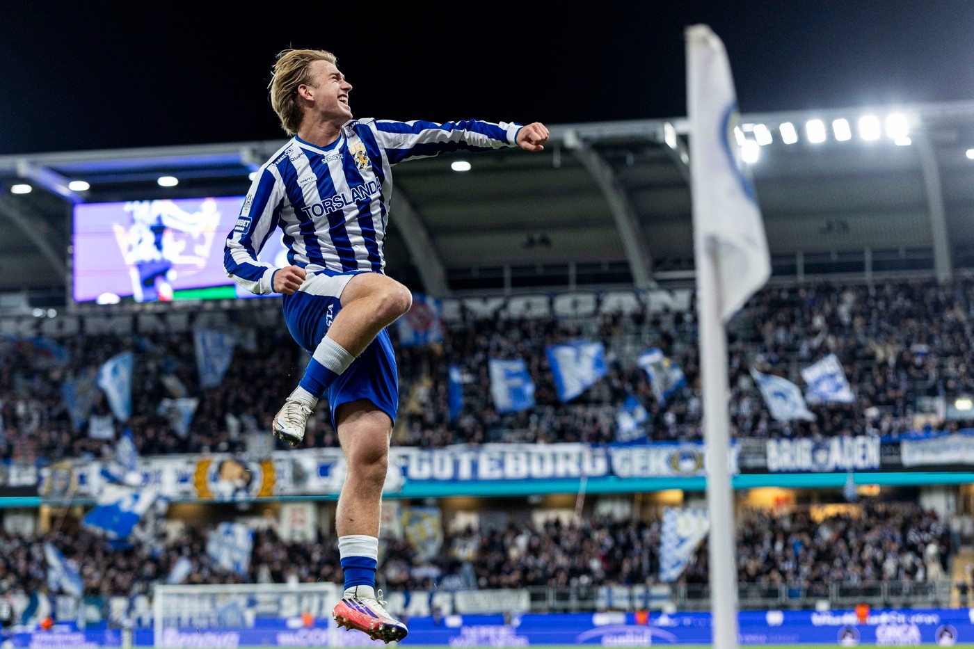 Cú dứt điểm của Tolf đưa Goteborg vượt qua Vasteras, vào nửa trên bảng xếp hạng khi Allsvenskan trở lại