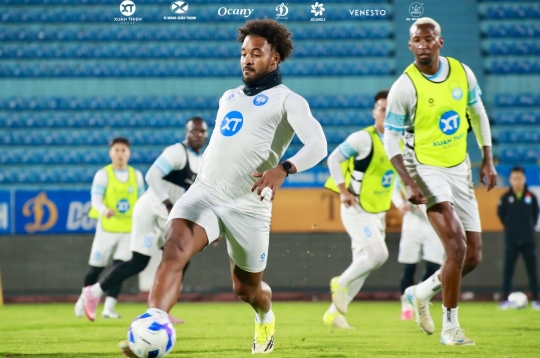 Xuân Son được lì xì trước màn so tài then chốt ở V-League