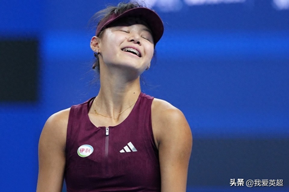 Cô gái trẻ 16 tuổi của Trung Quốc mất bình tĩnh bật khóc! Tại China Open, cô gặp phán quyết gây tranh cãi, điểm then chốt bị bắt đánh lại và dẫn đến trận thua tan vỡ.