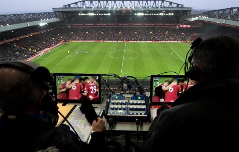 BLV phải xin lỗi khán giả trong trận Leeds vs MU