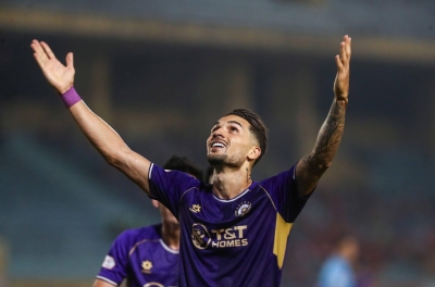 Hoàng Hên tỏa sáng rực rỡ ngày HLV Kim Sang Sik dự khán