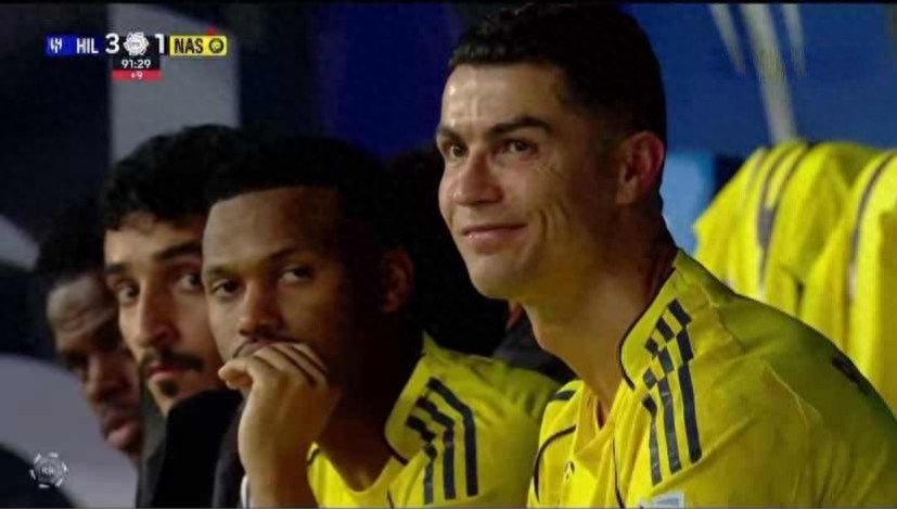 C罗 ghi bàn rồi bị thay ra cười tươi, Al Hilal thắng nhưng thua 3 trận liên tiếp, 4 vòng mất 11 điểm đầy chua chát, Al Hilal dẫn đầu với 7 điểm cách biệt