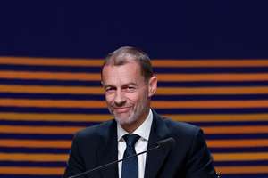 Chủ tịch UEFA Ceferin nói rằng niềm tin vào bóng đá thế giới phải được khôi phục sau tranh cãi về khoản đầu tư của FIFA