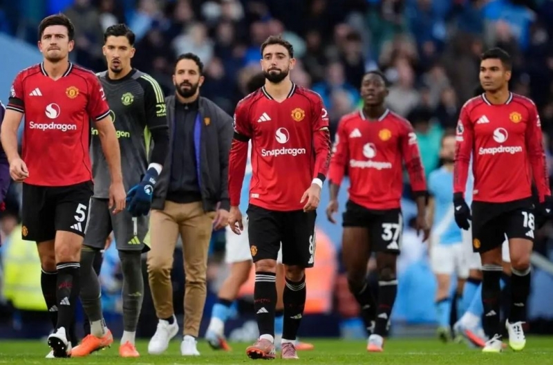 Mục tiêu tiền vệ chuyển hướng, MU mừng hụt