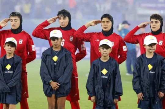 Xe buýt tuyển nữ Iran bị bao vậy, cầu thủ phát tín hiệu cầu cứu