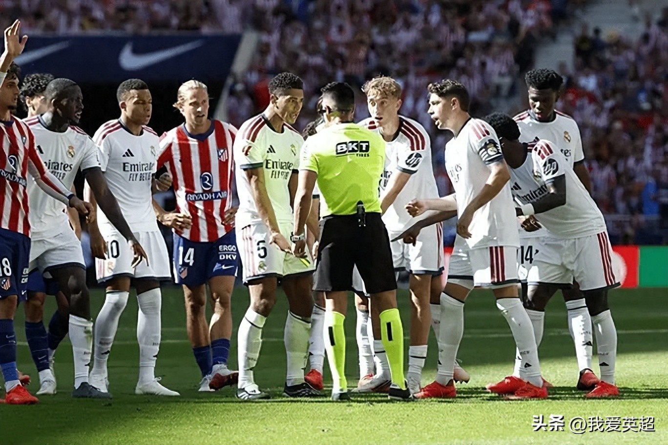 Tự cho rằng bị đối xử bất công! Toàn đội Real Madrid tức giận + từ chối trả lời phỏng vấn. Ngôi sao trị giá 160 triệu chỉ tay vào trọng tài và chửi rủa: "Nhục nhã!"