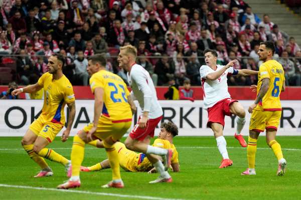 Lewandowski tỏa sáng tại Warsaw khi Ba Lan ghi 6 bàn vào lưới Romania
