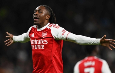 Chỉ sau 2 trận đấu, Eze sánh ngang 2 huyền thoại của Arsenal
