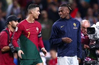 CĐV MU 'dậy sóng' vì hành động của đồng đội Ronaldo