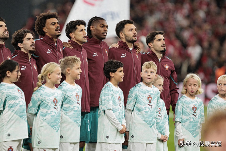 Ronaldo khóc ngất ư? 5 trụ cột của Bồ Đào Nha lên tiếng bảo vệ HLV trưởng! Chủ nhân mới của áo số 7: Tập thể đoàn kết mới là điều quan trọng nhất.