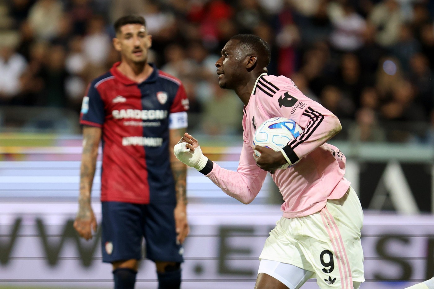 Kolo Muani ghi bàn muộn giúp Juventus giành điểm trước Cagliari đang thăng hoa.