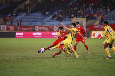 Trợ lý HLV châu Âu bức xúc về VAR sau khi thảm bại trên sân nhà