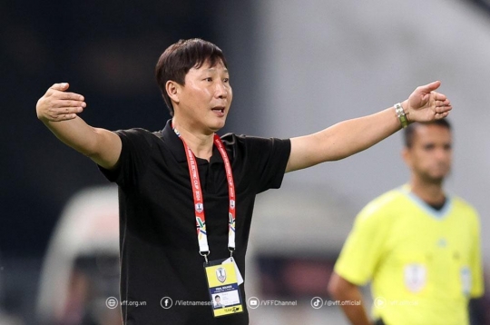 HLV Kim Sang Sik duy trì lịch sử, áp sát thầy Park Hang Seo