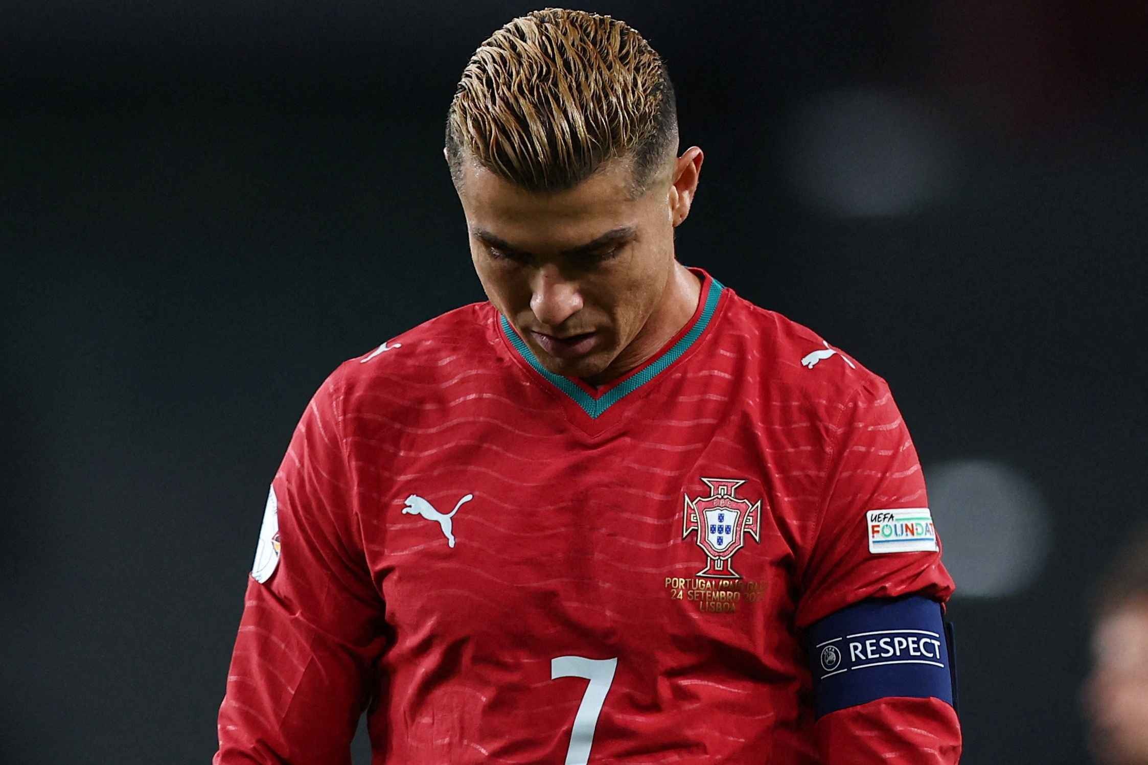 Ronaldo bị Liên đoàn bóng đá Bồ Đào Nha tạm thời treo giò vì tự ý rời trại tập trung.