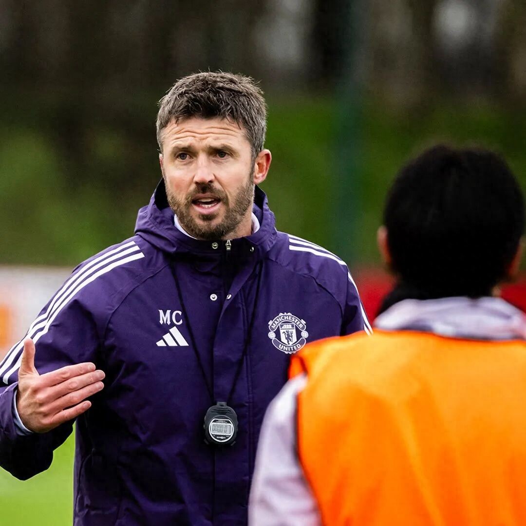 Carrick huấn luyện Man United lần đầu với sự trở lại của hai trụ cột trong trận đấu với Man City, ông lớn giám sát bên ngoài sân! Phải thắng 11 trận mới vào được Champions League