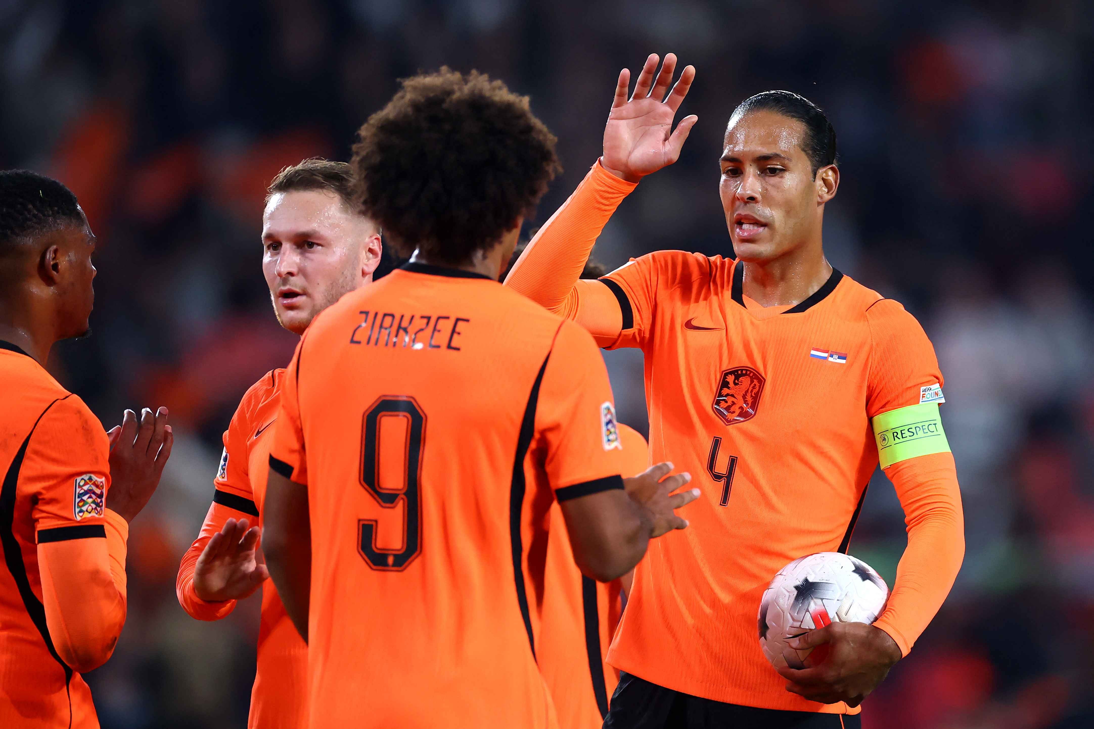 Zirkzee cứu rỗi chuỗi trận bất bại của Xavi khi Hà Lan đánh bại Serbia đầy khó chịu
