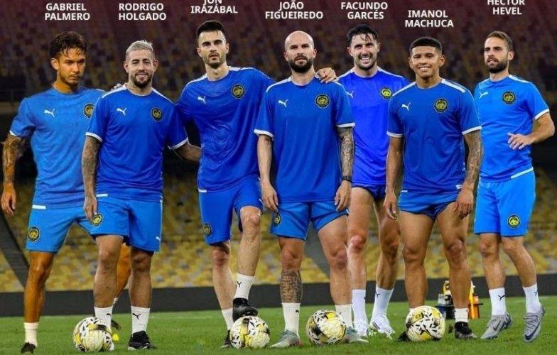 FIFA phanh phui bê bối 5 cầu thủ Malaysia được cấp hộ chiếu trong ngày