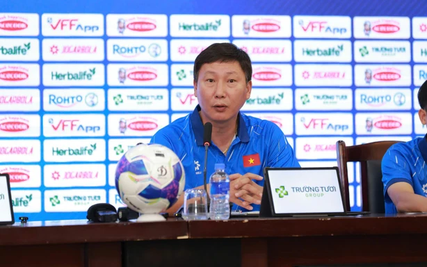 HLV Kim Sang Sik: 'Xuân Son có thể ra sân'